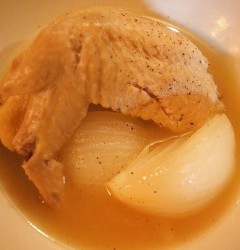 鶏の手羽先と新玉ねぎのスープ煮